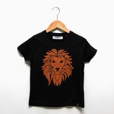 Kids t-shirt ‘Oeh Lion’ – Black via zebrasaurus