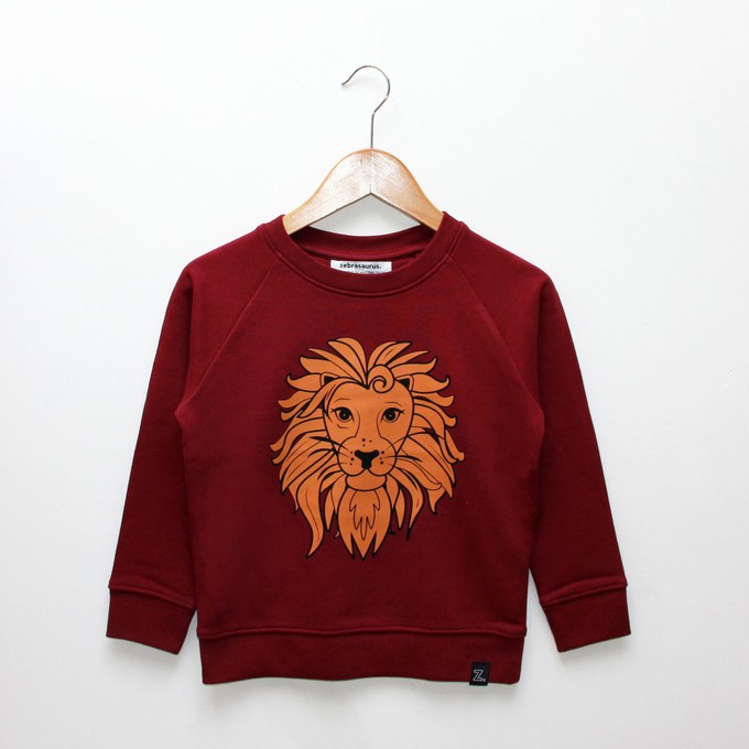 Kinder sweater ‘Oeh Lion’ – Burgundy from zebrasaurus