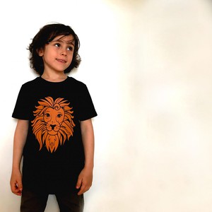 Kids t-shirt ‘Oeh Lion’ – Black from zebrasaurus